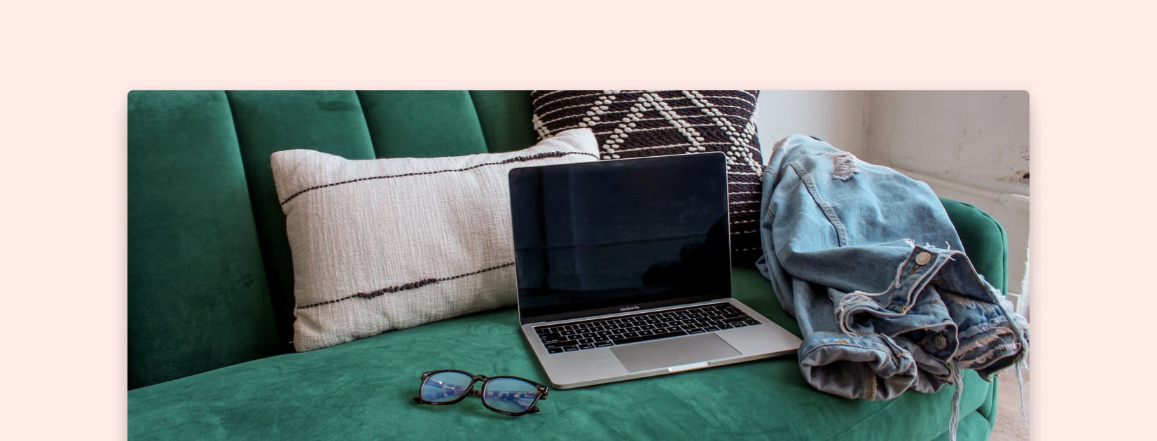 Laptop auf der Couch eines Freiberuflers